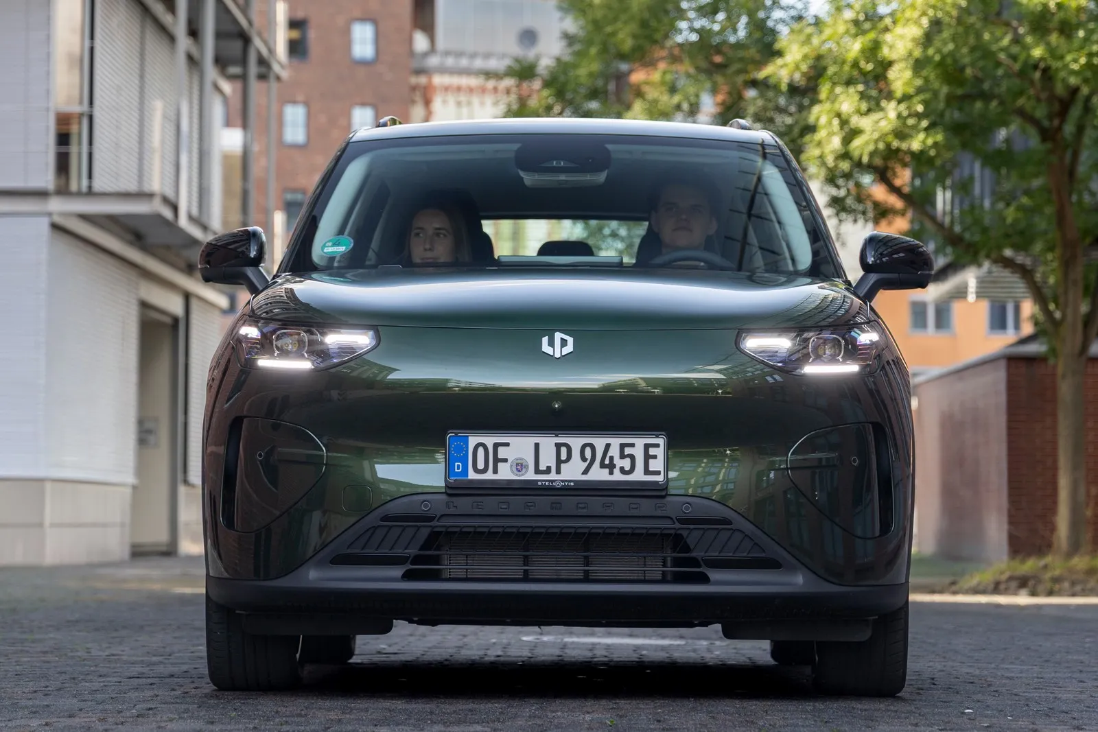 Der Leapmotor B03X ist in einer besonders engen Gasse unterwegs.